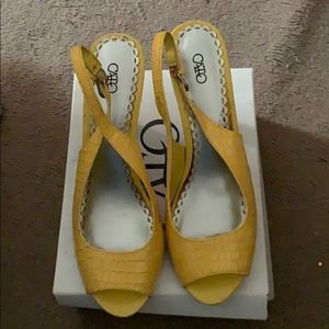 I am selling a pair of yell heels